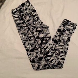 Victoria’ Secret black & white pattern leggings